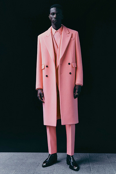 اجعل لكل إطلالة من إطلالاتك قصة مع تشكيلة Alexander McQueen لموسم خريف وشتاء 2022